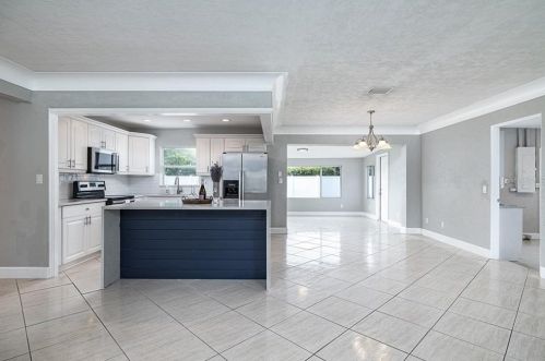6260 28th Ave, Saint Petersburg, FL 33710-3204
