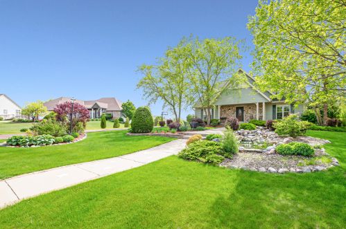 12665 Greenbriar Ln, Waukesha, WI 53151-8767