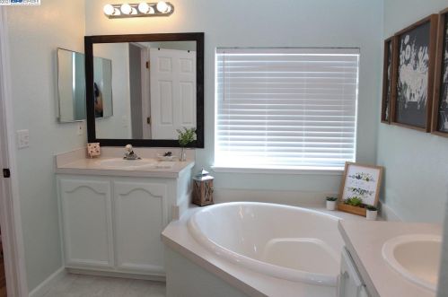 28378 Bradshire Rd, Hayward CA  94545-4818 exterior