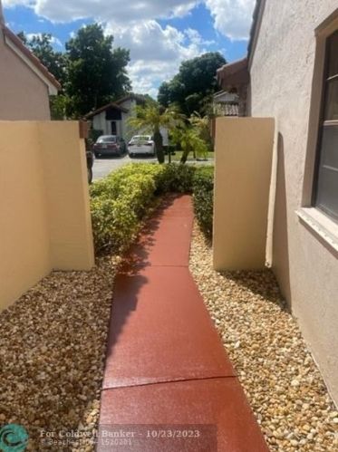 6245 175th Ter, Hialeah FL  33015-4438 exterior