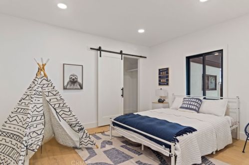 14633 Albers St, Van Nuys CA 91316-2602 exterior