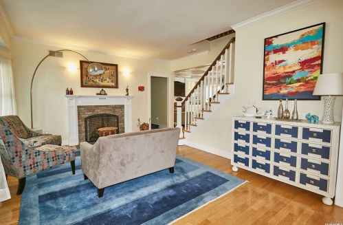 18 Pinewood Ln, New Hyde Park NY  11040-3321 exterior
