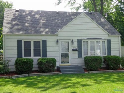 1307 West St, Genoa, OH 43430-1325