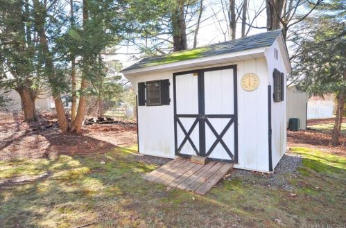 11 Hiram Ln, Bloomfield CT  06002-1224 exterior