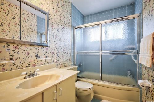 7 Tarn Ct, Deer Park NY  11729-6221 exterior