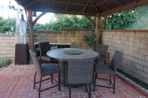 27067 Alabastro Dr, Santa Clarita CA  91354-2215 exterior