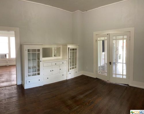 211 Kingsbury St, Seguin TX  78155-2603 exterior