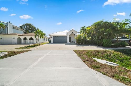 618 111th Ave, Naples FL  34108-1826 exterior