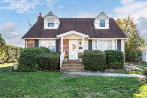 3 Lynn Pl, Bethpage NY  11714-4307 exterior