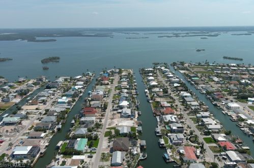 180 Curlew St, Fort Myers Beach, FL 33931-4406