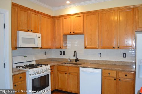 64 Riva Blvd, Bricktown, NJ 08723-7980