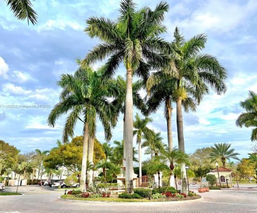 204 Villa Cir, Boynton Beach FL  33435-8905 exterior