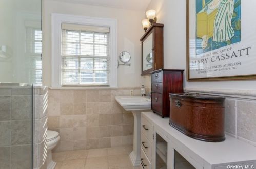 970 Allen Ln, Woodsburgh NY  11598-1705 exterior