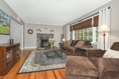 43 Ridgewood St, Elwood, NY 11731-1616