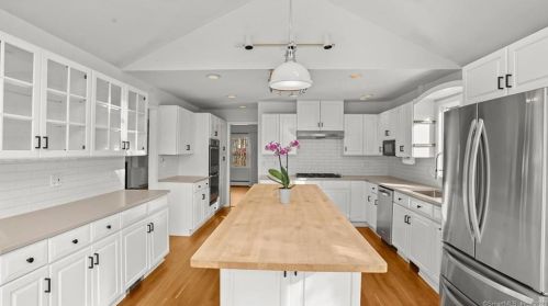 75 Nubel Ln, New Canaan CT  06840-6913 exterior