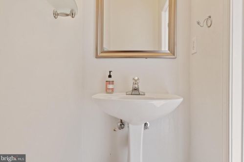 2485 Wheat Meadow Cir, Herndon VA  20171-3055 exterior