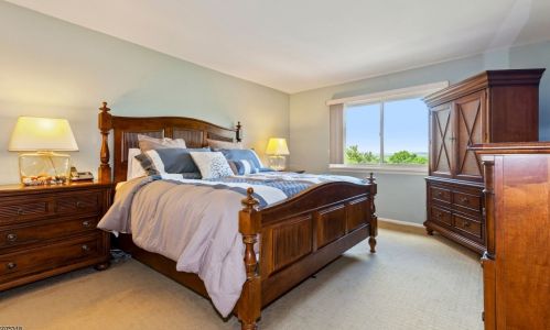 212 Indian Hollow Ct, Mahwah NJ  07430-2294 exterior