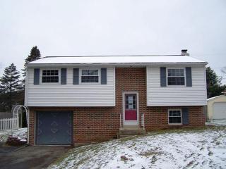 2723 Valley Dr, Lancaster, PA 17603-5932