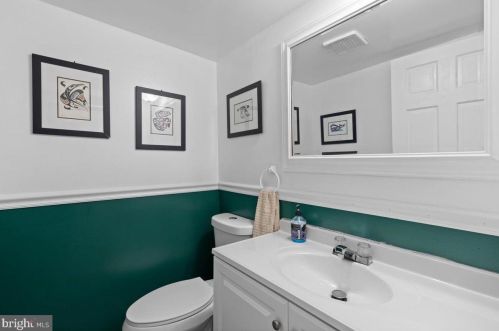 5593 Neddleton Ave, Woodbridge VA  22193-4156 exterior