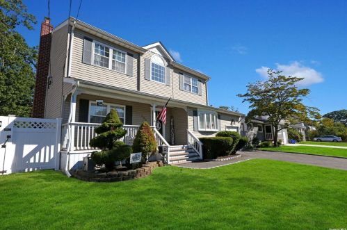 799 Densfield Rd, Babylon, NY 11704-7109