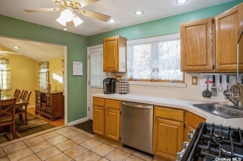 1 Laura Dr, South Setauket NY  11720-3068 exterior