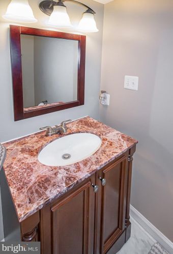 1564 Goldenrain Ct, Herndon VA  20190-4036 exterior
