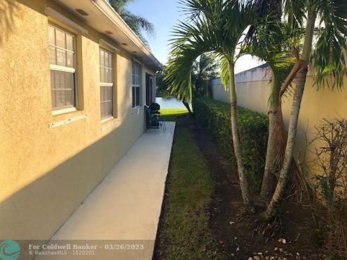 10676 Hartwick Dr, Fort Pierce FL  34987-1923 exterior