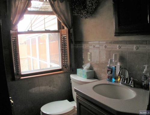 18 Oak St, Oakland NJ  07436-1922 exterior