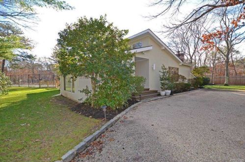 2626 Quogue Riverhead Rd, East Quogue, NY 11942-3709