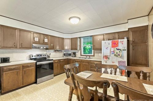 7 Hamilton Ct, Norwich CT  06360-4811 exterior