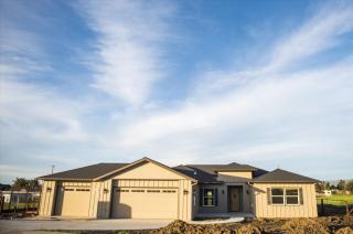 245 Jonquil Ln, Hollister, CA 95023-3100