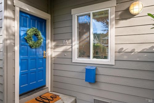 40 Locust Ave, Larkspur, CA 94939-1361