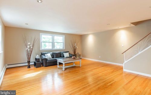 640 Caroline Dr, Norristown, PA 19401-3518