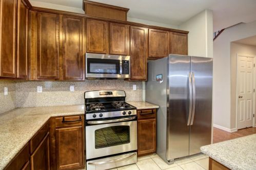 9872 Winkle Cir, Elk Grove CA  95757-6276 exterior