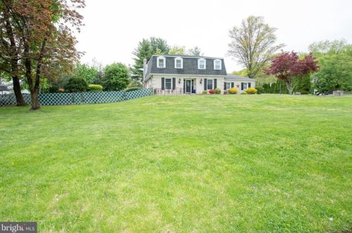 63 Windy Knoll Dr, Southampton, PA 18954-1426
