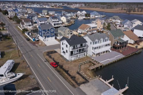 1217 Niihau Dr, Lacey NJ  08731-4702 exterior