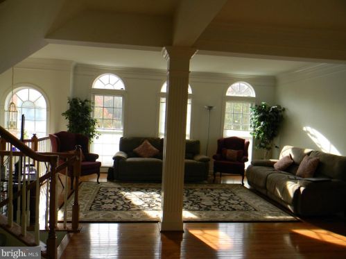 8093 Samuel Wallis St, Lorton VA  22079-2351 exterior