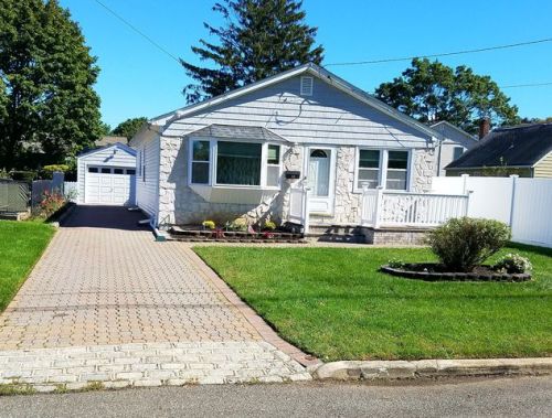 99 12th St, Deer Park, NY 11729-4014