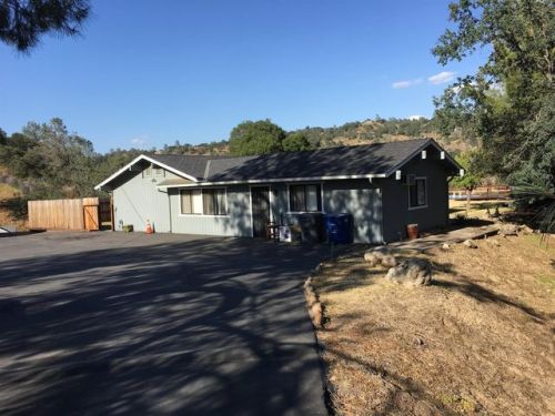30033 Thimbleberry Ln, Prather, CA 93651-9713