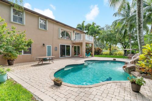 320 167th Ave, Hollywood, FL 33027-1037
