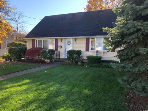 60 Bedford Ave, New Hyde Park NY  11040-5143 exterior