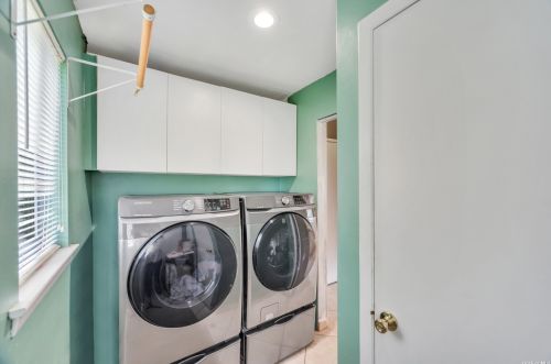 3 Hyanis Ct, Mount Sinai NY  11766-1809 exterior