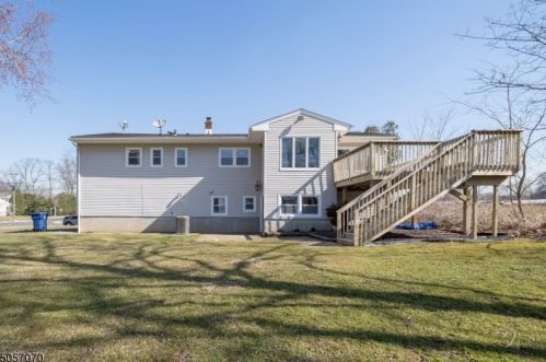 6 Maebelle Dr, Clark, NJ 07066-2215