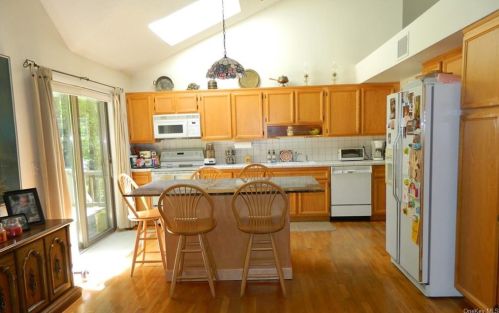 231 Briarwood Dr, Somers Town, NY 10589-1810