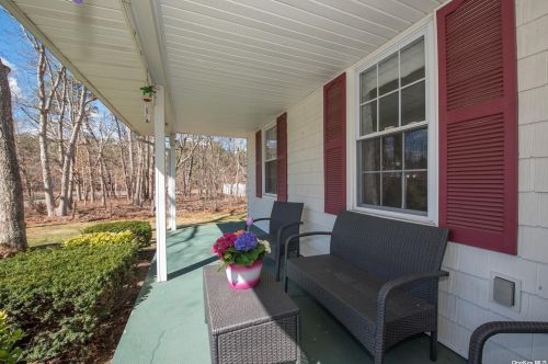 6 Heidi Ct, Bohemia, NY 11716-1702