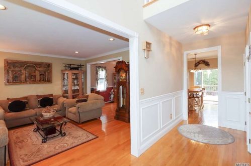 136 Raspberry Ct, Huntington Station, NY 11747-8706