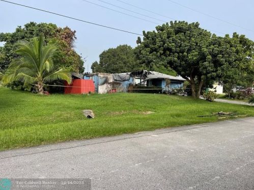 6504 Doris Dr, Fort Pierce, FL 34951-3417