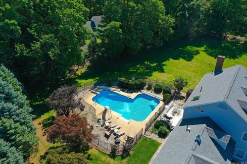 8 Menayas Ct, Washingtonville NY  10992-2032 exterior