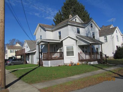 8 Lawrence St, Hebron, NY 12832-1504