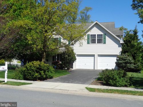 203 Parkway Dr, Mount Holly Springs, PA 17065-2018